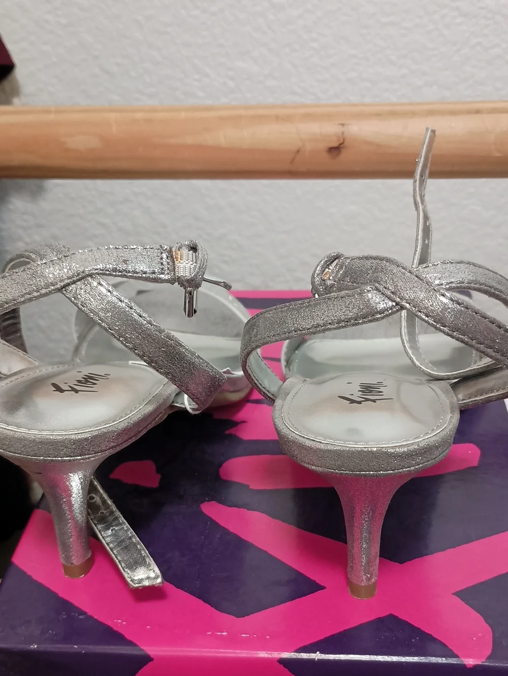 FIONI  Silver Glitter Strap Sandals for Women. SZ 7